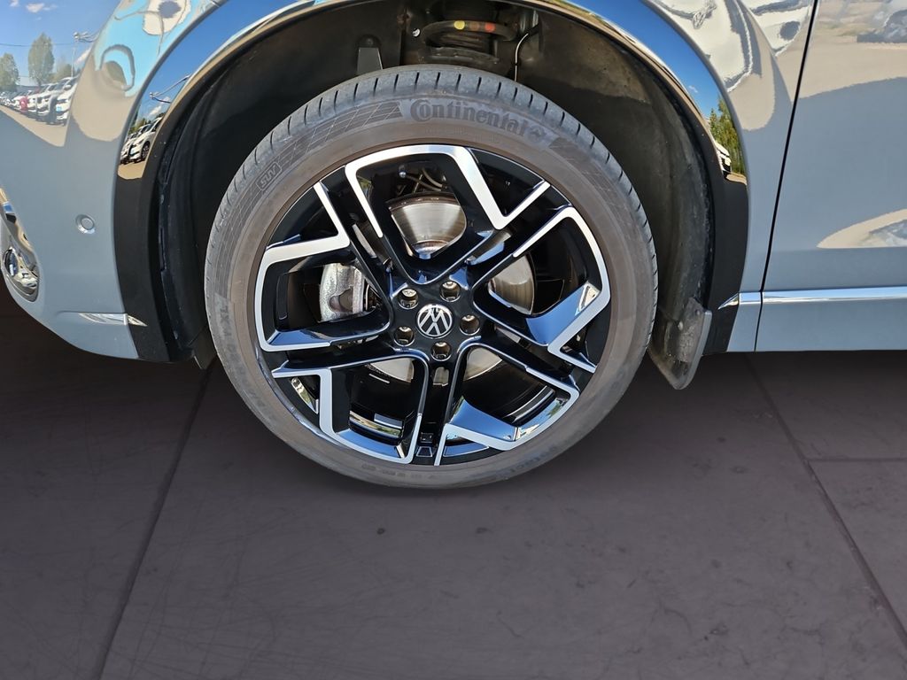 Volkswagen Tiguan 2024 г. Серый, пробег 43000 км