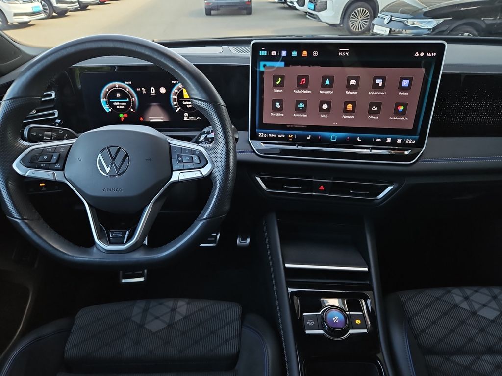 Volkswagen Tiguan 2024 г. Серый, пробег 43000 км