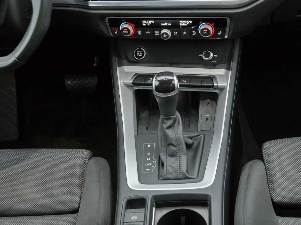 Audi Q3 2023 г. Синий, пробег 46777 км