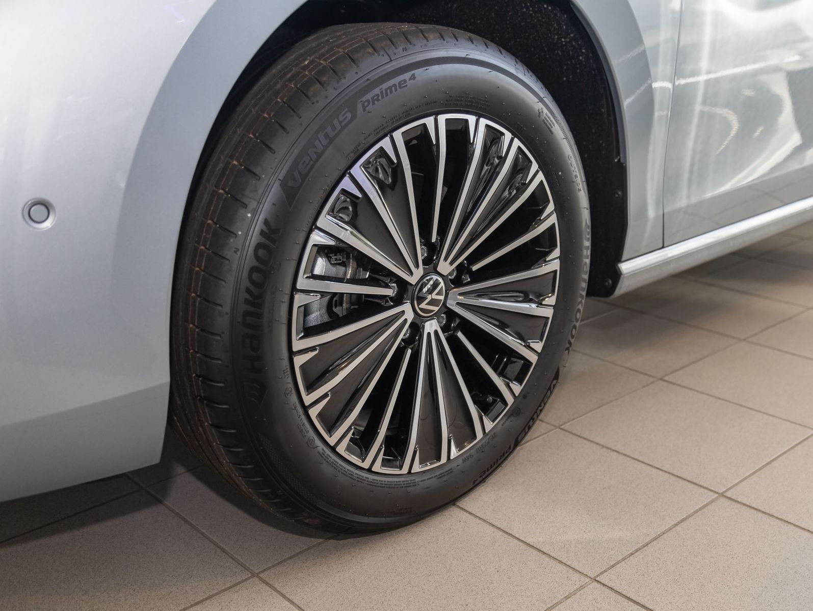 Volkswagen PASSAT VARIANT 2024 г. Серебристый, пробег 48950 км