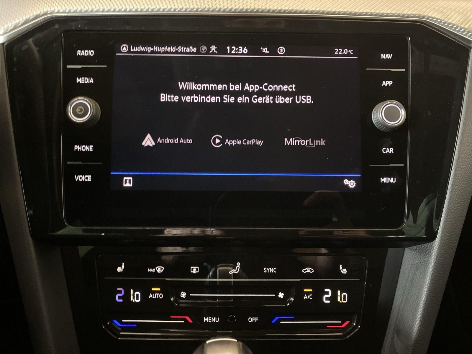 Volkswagen Passat 2023 г. Серебристый, пробег 54839 км