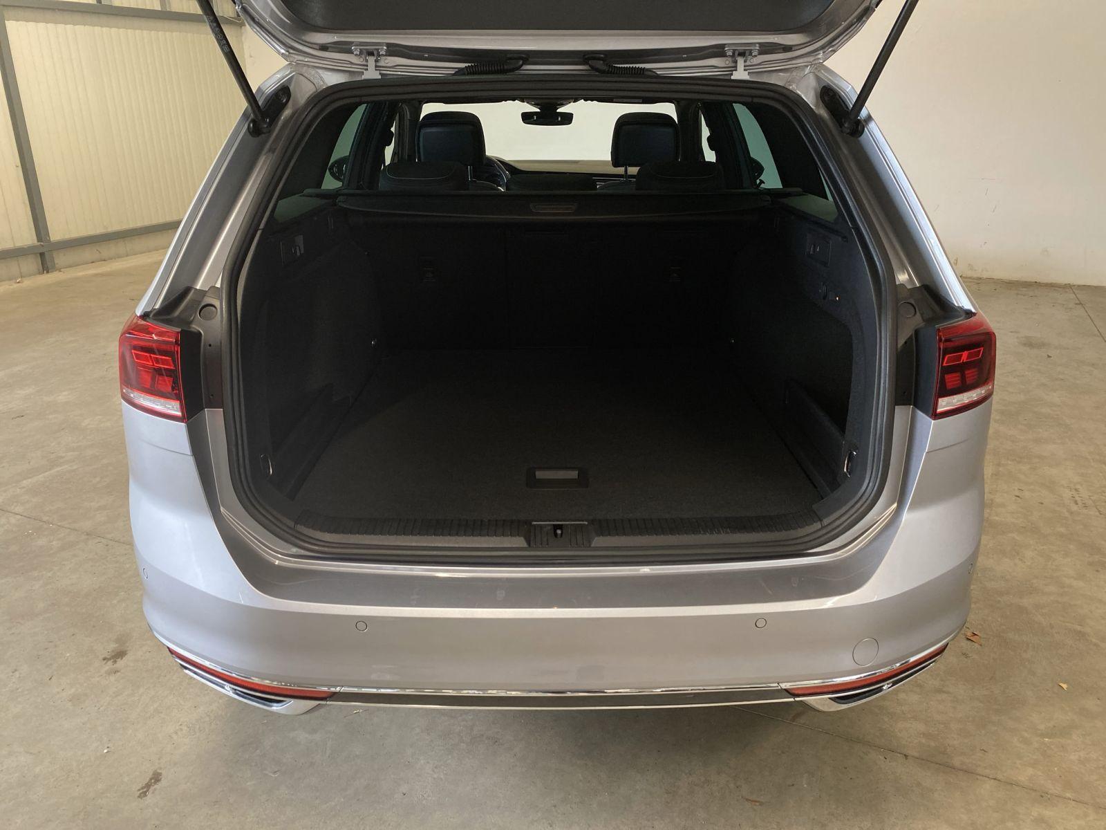 Volkswagen Passat 2023 г. Серебристый, пробег 54839 км