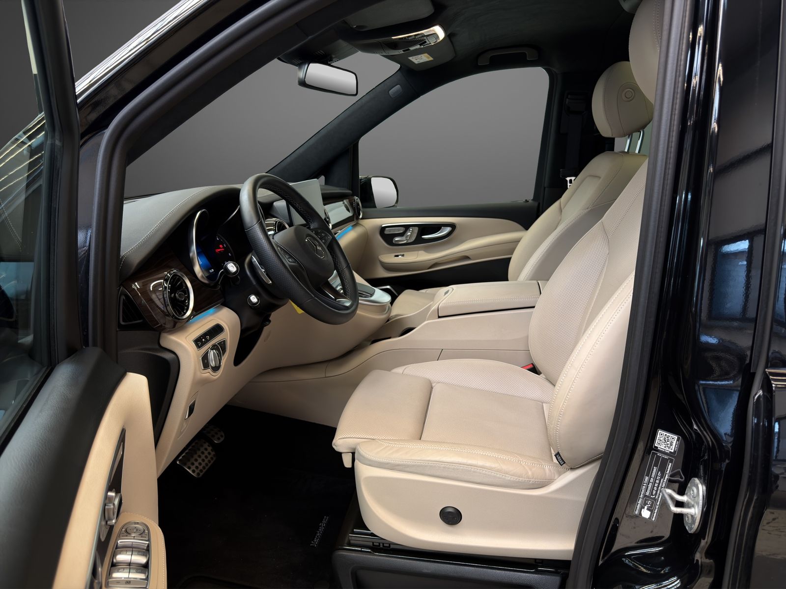 Mercedes-Benz V 300 2024 г. Чёрный, пробег 17253 км