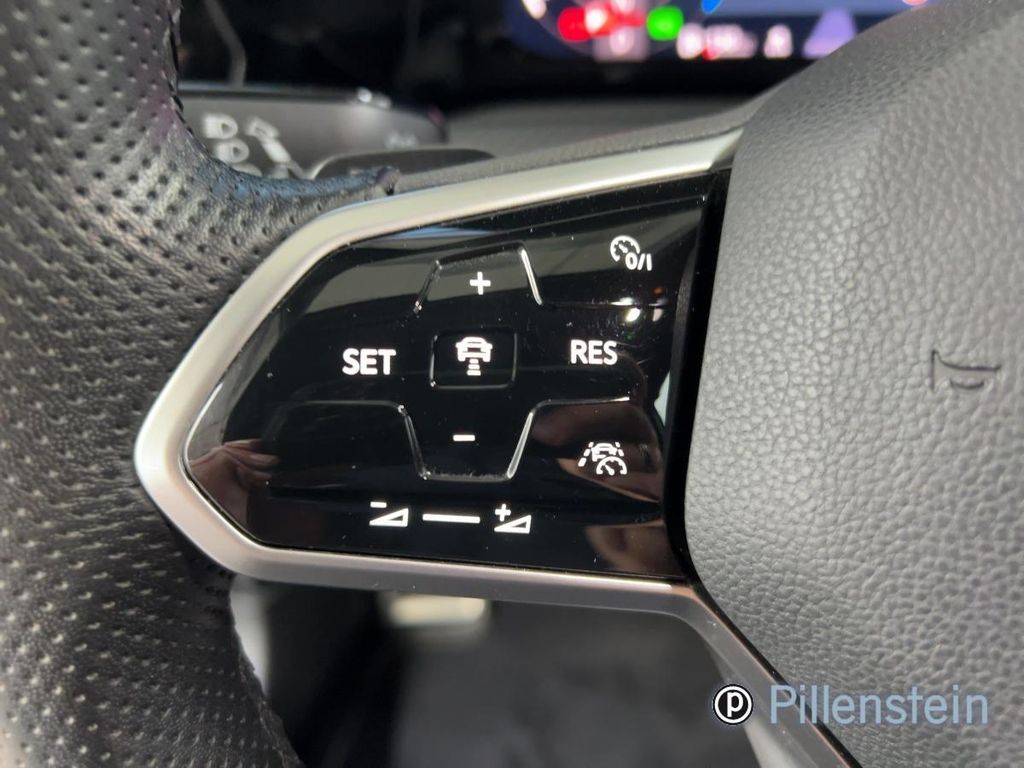 Volkswagen Golf 2023 г. Чёрный, пробег 52900 км