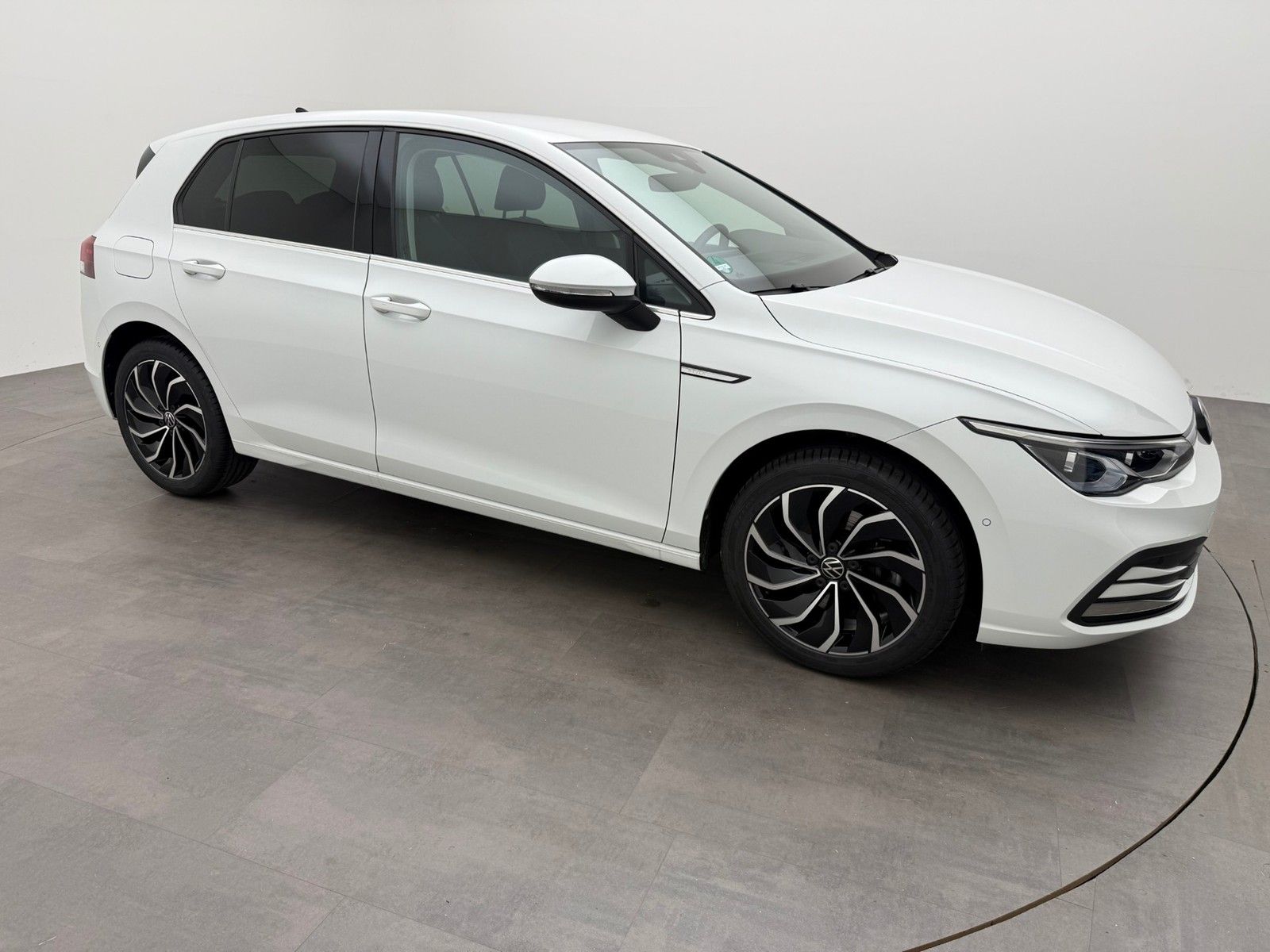 Volkswagen Golf 2023 г. Белый, пробег 35540 км