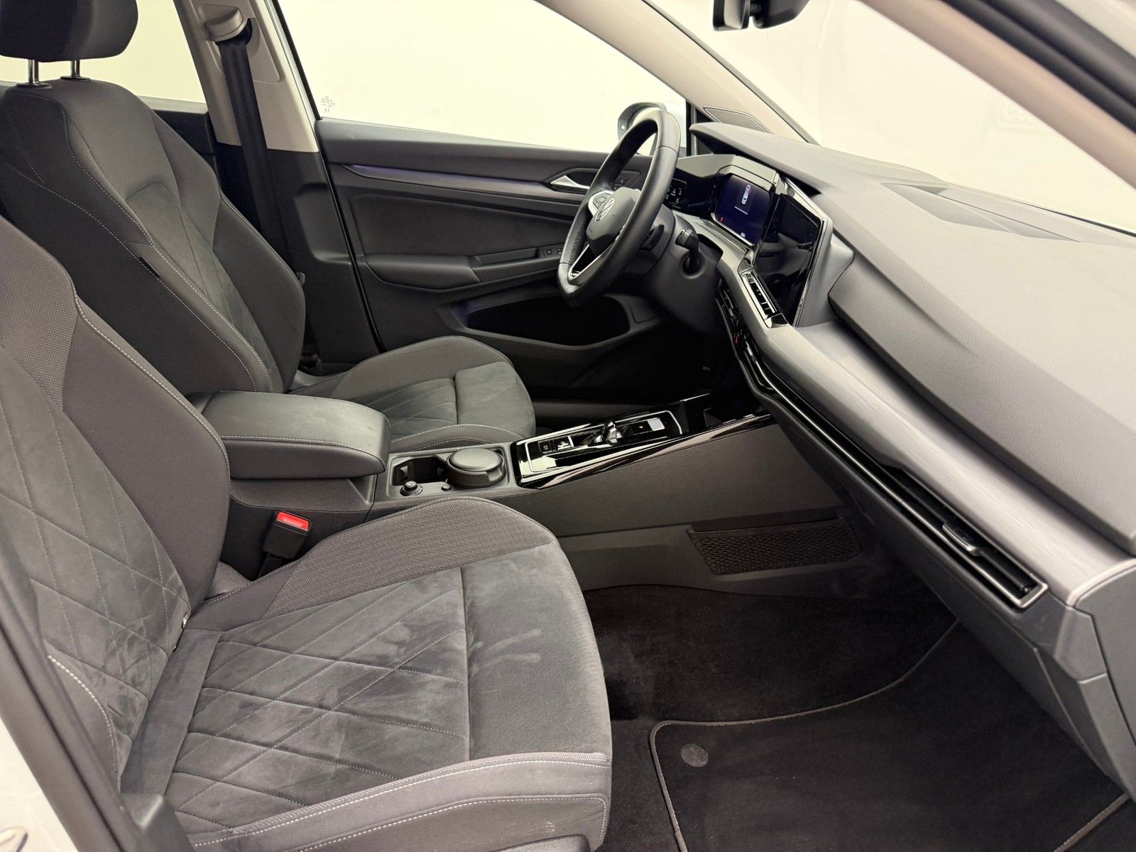 Volkswagen Golf 2023 г. Белый, пробег 35540 км