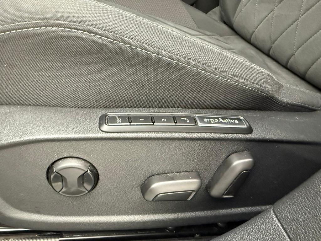 Volkswagen Golf 2023 г. Белый, пробег 35540 км