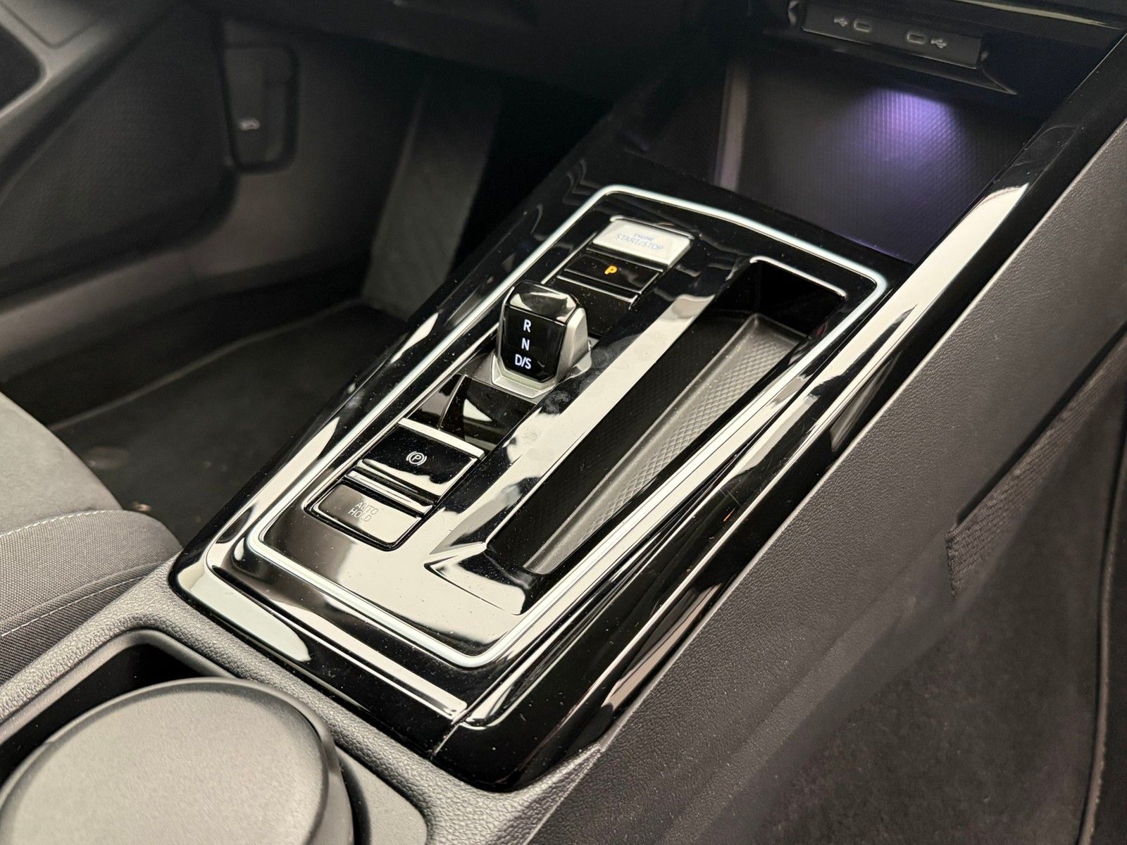 Volkswagen Golf 2023 г. Белый, пробег 35540 км