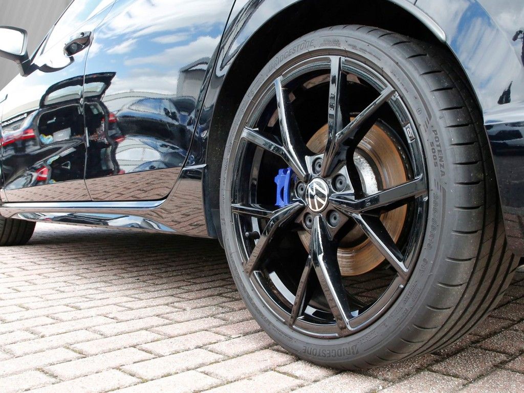 Volkswagen Golf 2023 г. Чёрный, пробег 37789 км