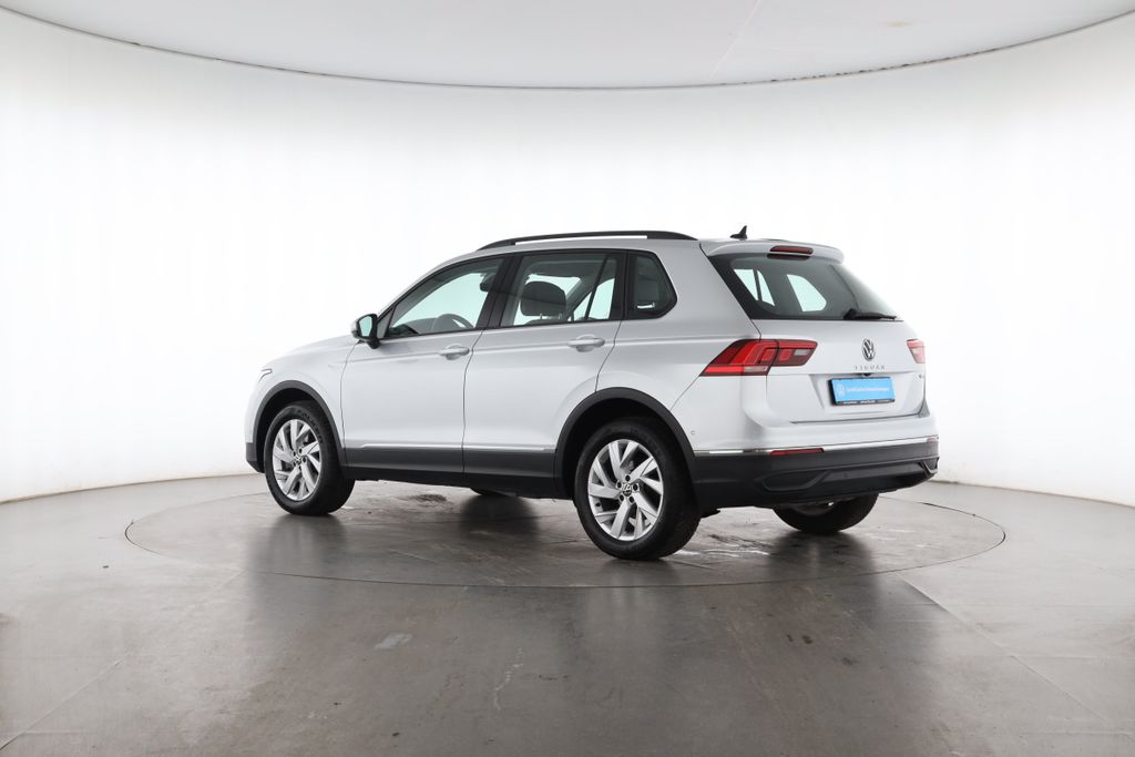 Volkswagen Tiguan 2022 г. Серебристый, пробег 38973 км