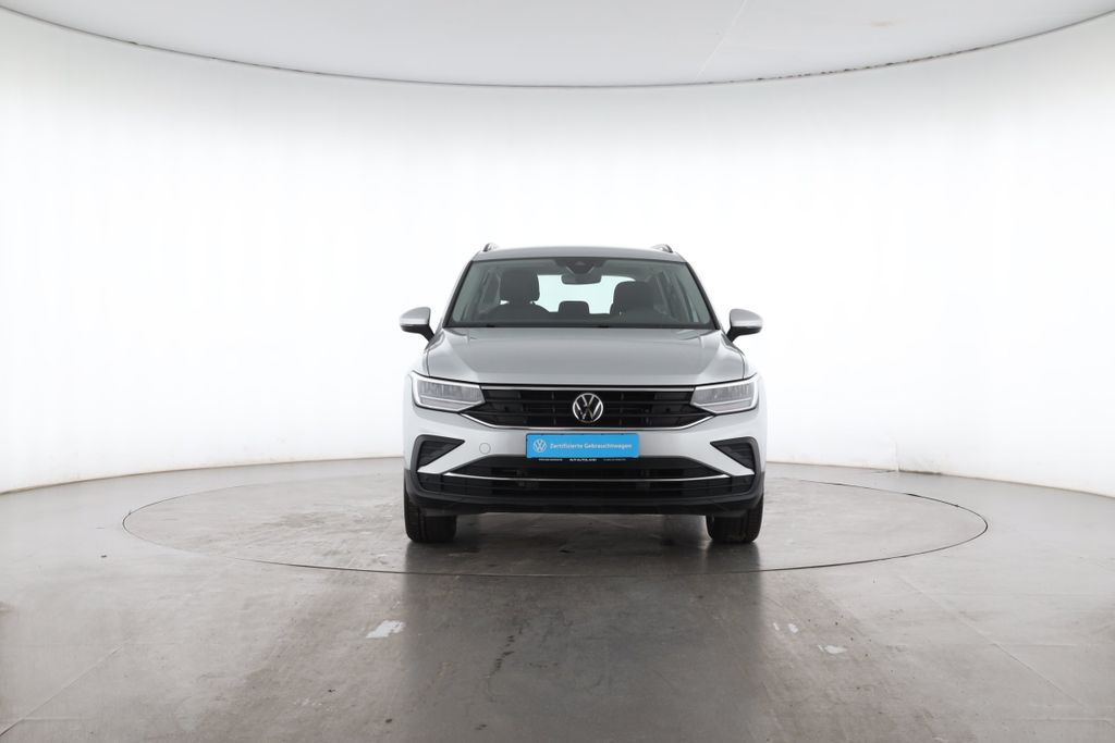 Volkswagen Tiguan 2022 г. Серебристый, пробег 38973 км