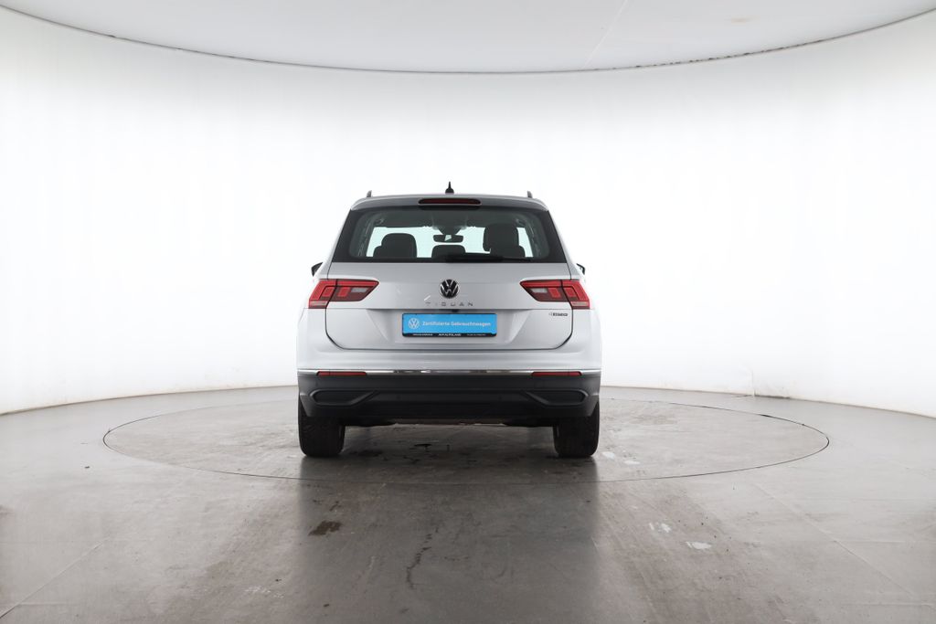 Volkswagen Tiguan 2022 г. Серебристый, пробег 38973 км