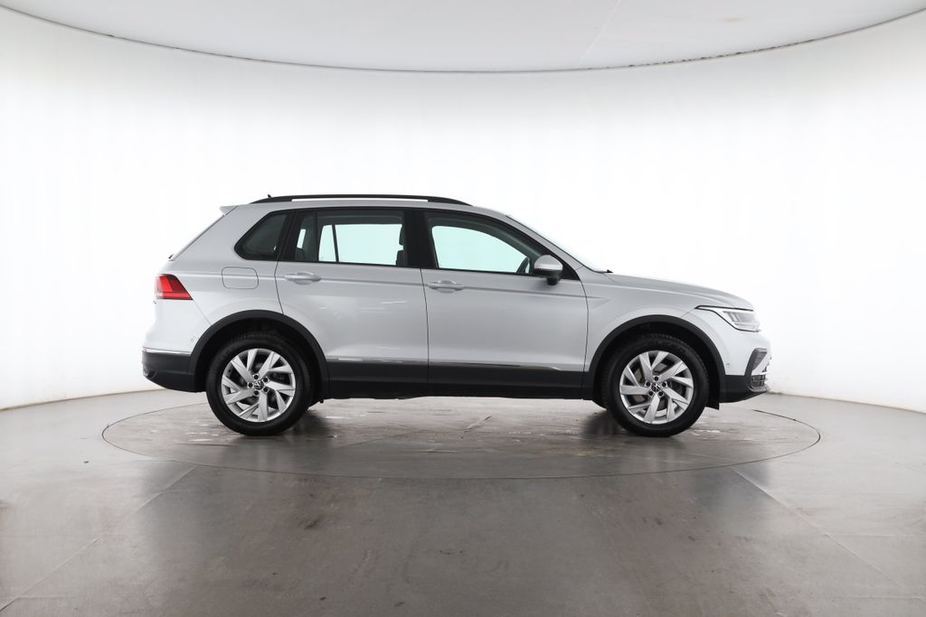 Volkswagen Tiguan 2022 г. Серебристый, пробег 38973 км