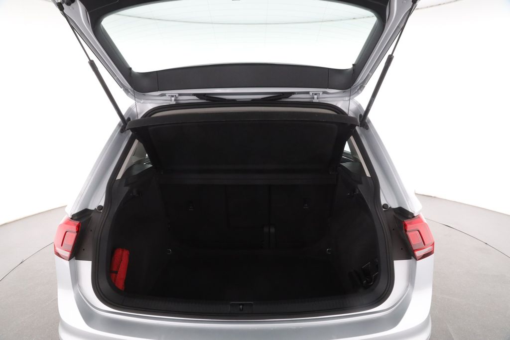 Volkswagen Tiguan 2022 г. Серебристый, пробег 38973 км
