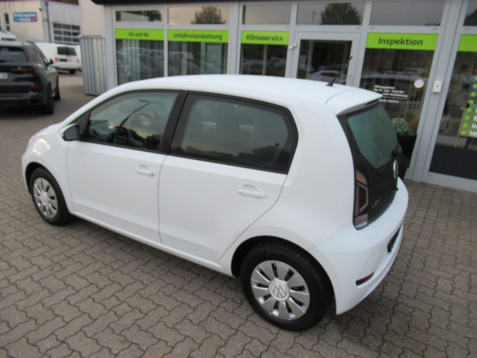 Volkswagen up! 2022 г. Белый, пробег 45200 км