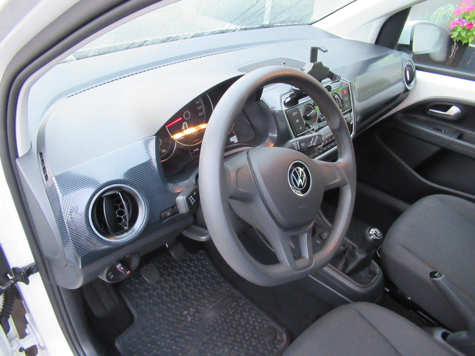 Volkswagen up! 2022 г. Белый, пробег 45200 км