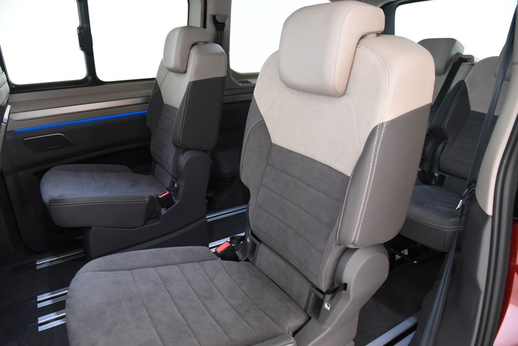 Volkswagen T7 MULTIVAN 2025 г. Красный, пробег 14900 км