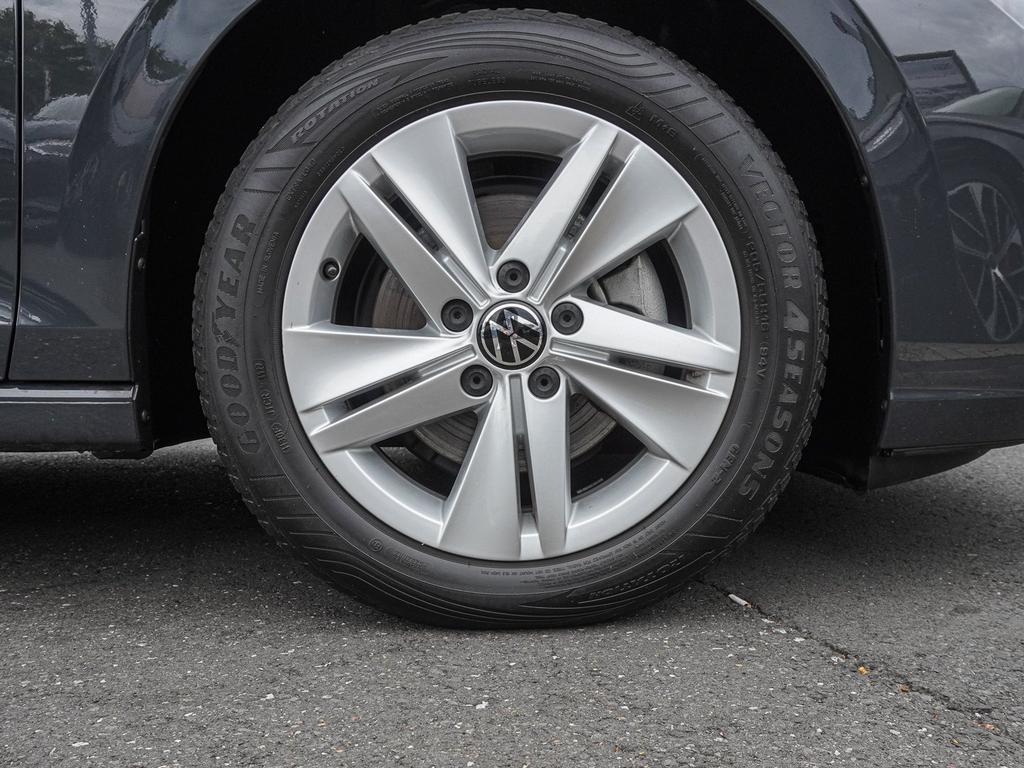Volkswagen Golf 2024 г. Серый, пробег 24655 км