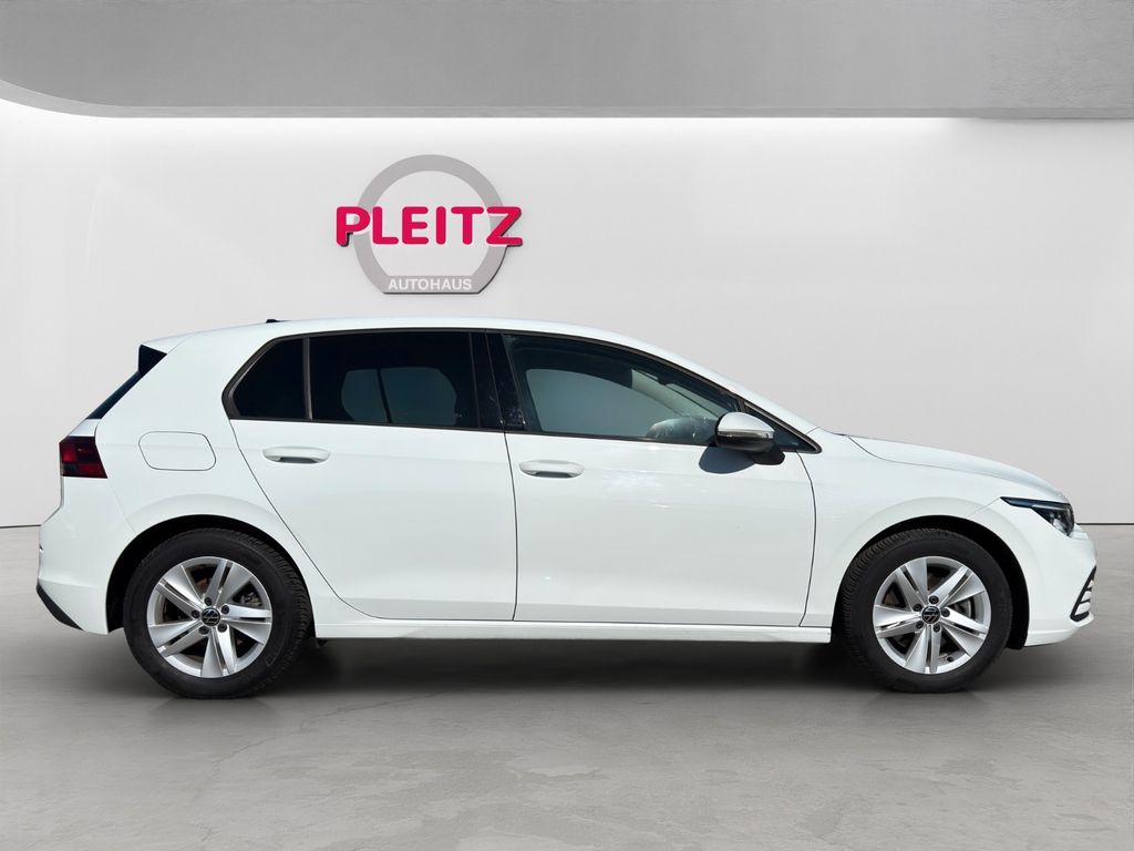 Volkswagen Golf 2023 г. Белый, пробег 38336 км