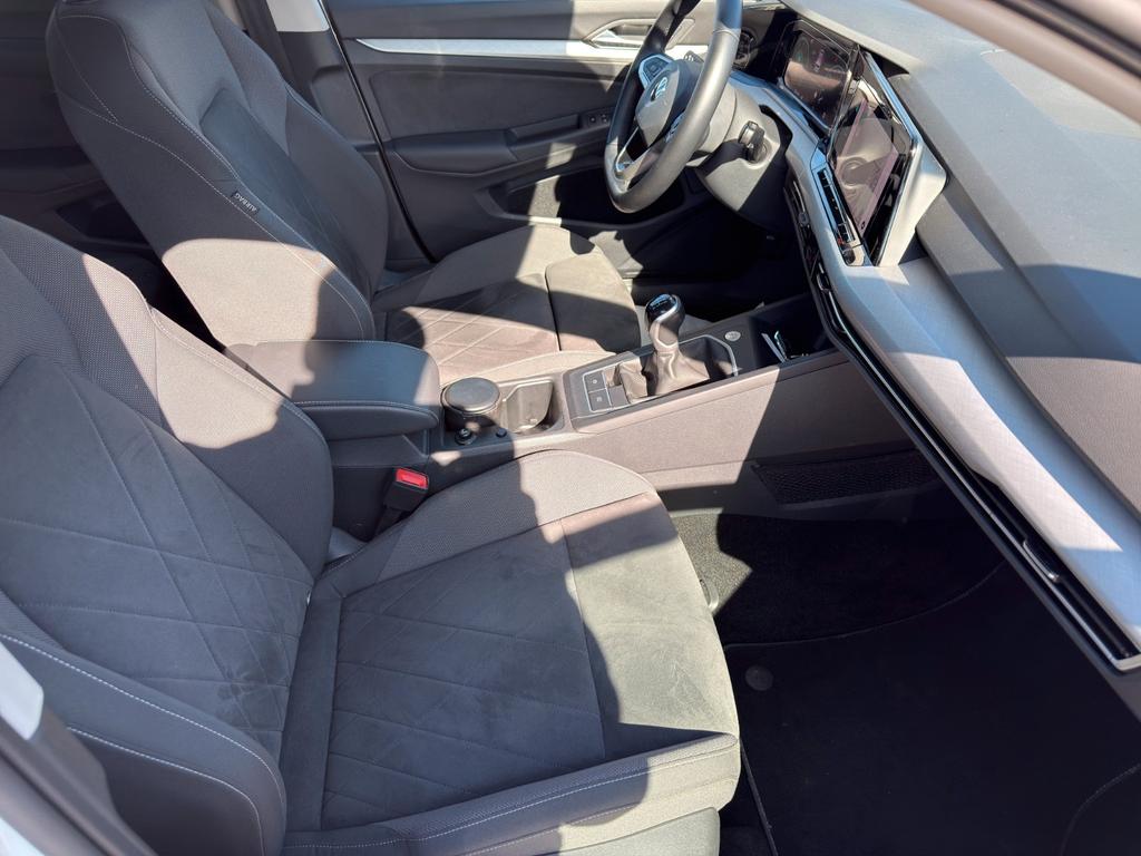 Volkswagen Golf 2023 г. Белый, пробег 38336 км