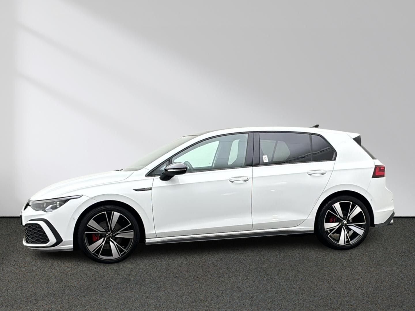 Volkswagen Golf 2023 г. Белый, пробег 31519 км