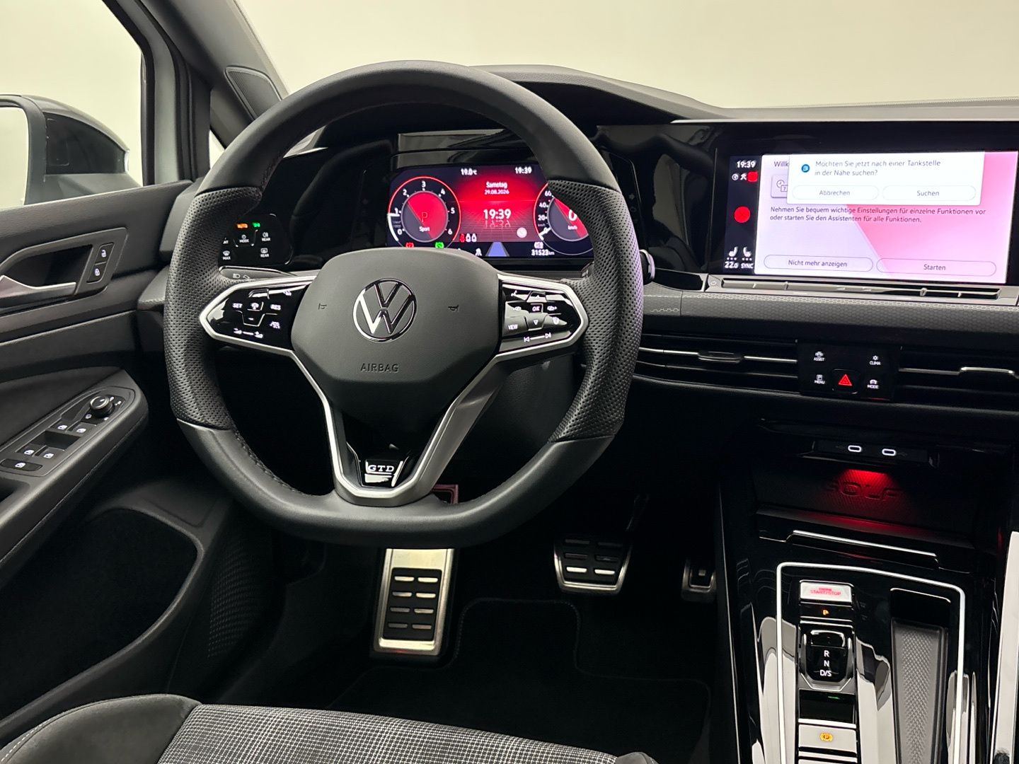 Volkswagen Golf 2023 г. Белый, пробег 31519 км