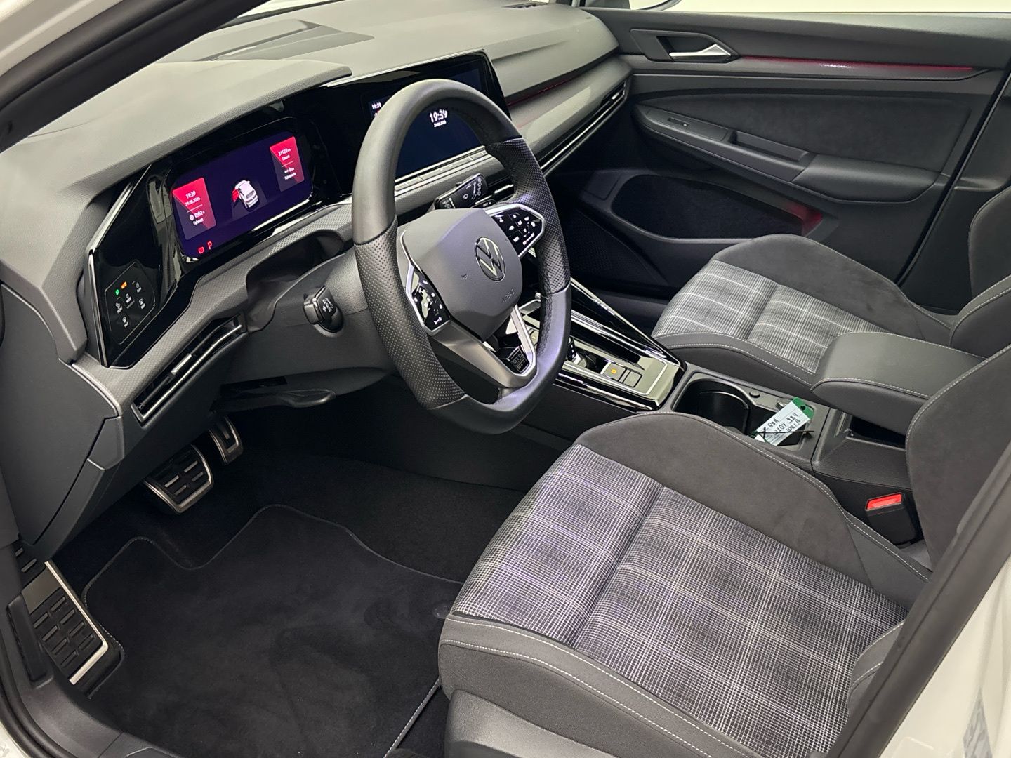 Volkswagen Golf 2023 г. Белый, пробег 31519 км