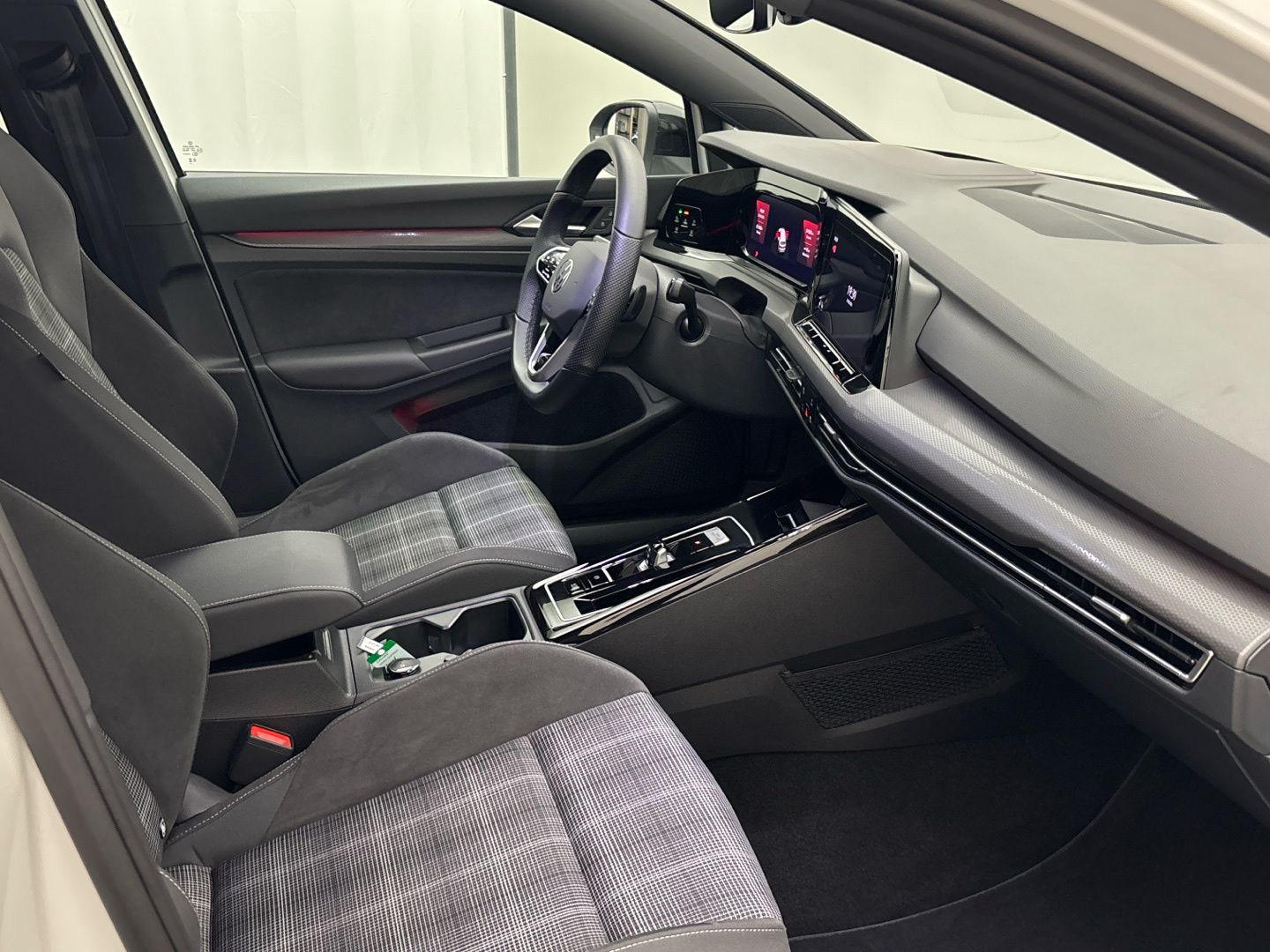 Volkswagen Golf 2023 г. Белый, пробег 31519 км
