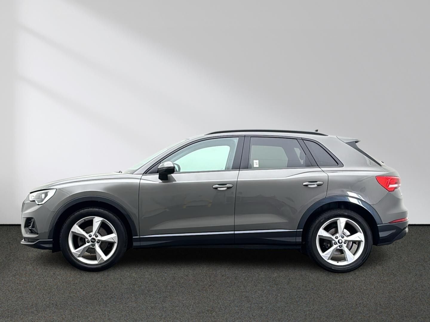 Audi Q3 2022 г. Серый, пробег 41519 км