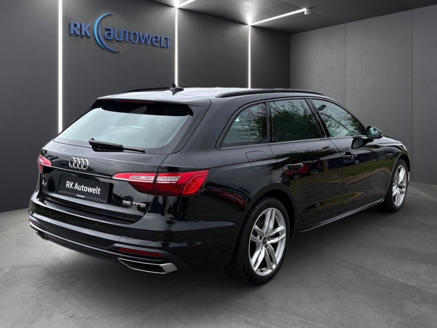 Audi A4 2022 г. Чёрный, пробег 57729 км