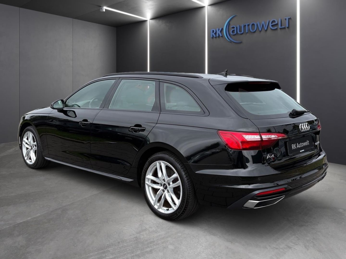 Audi A4 2022 г. Чёрный, пробег 57729 км