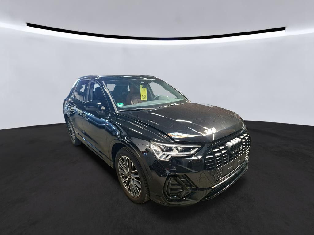 Audi Q3 2023 г. Чёрный, пробег 30500 км