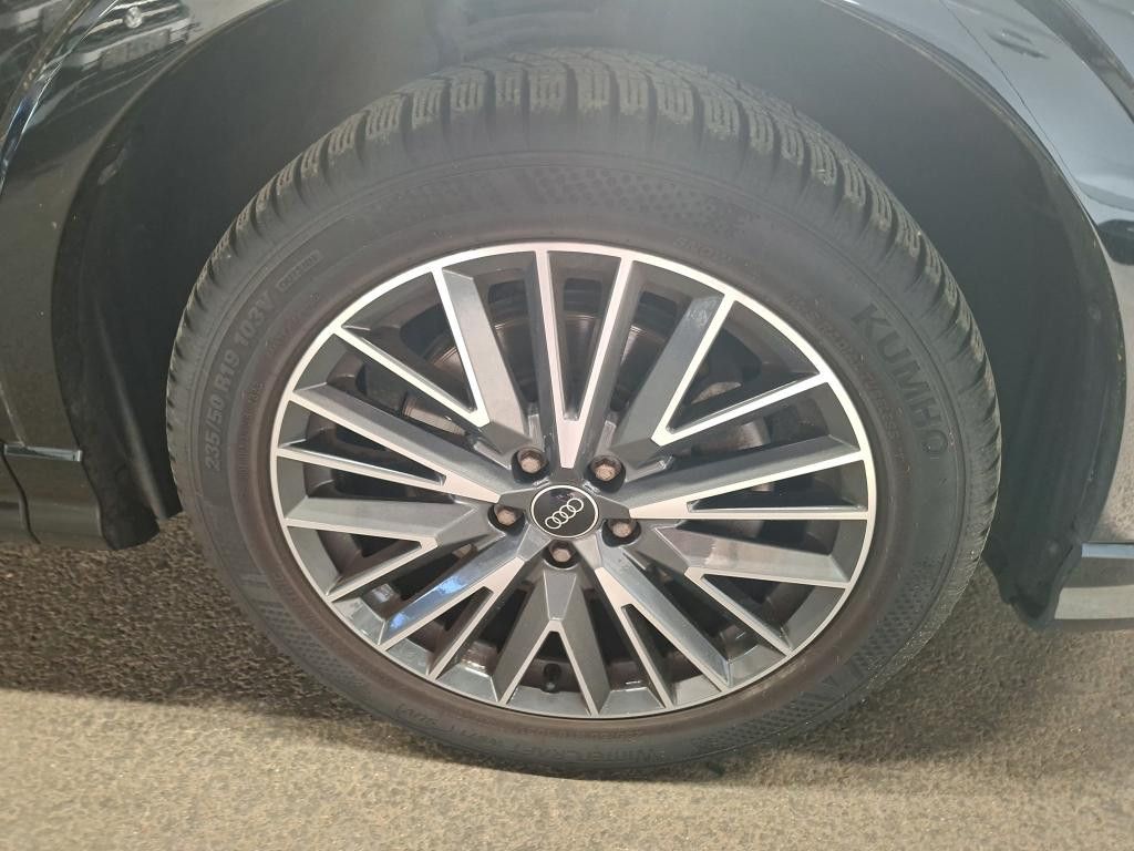 Audi Q3 2023 г. Чёрный, пробег 30500 км
