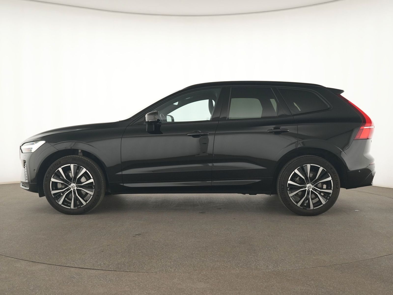 Volvo XC60 2024 г. Чёрный, пробег 20318 км