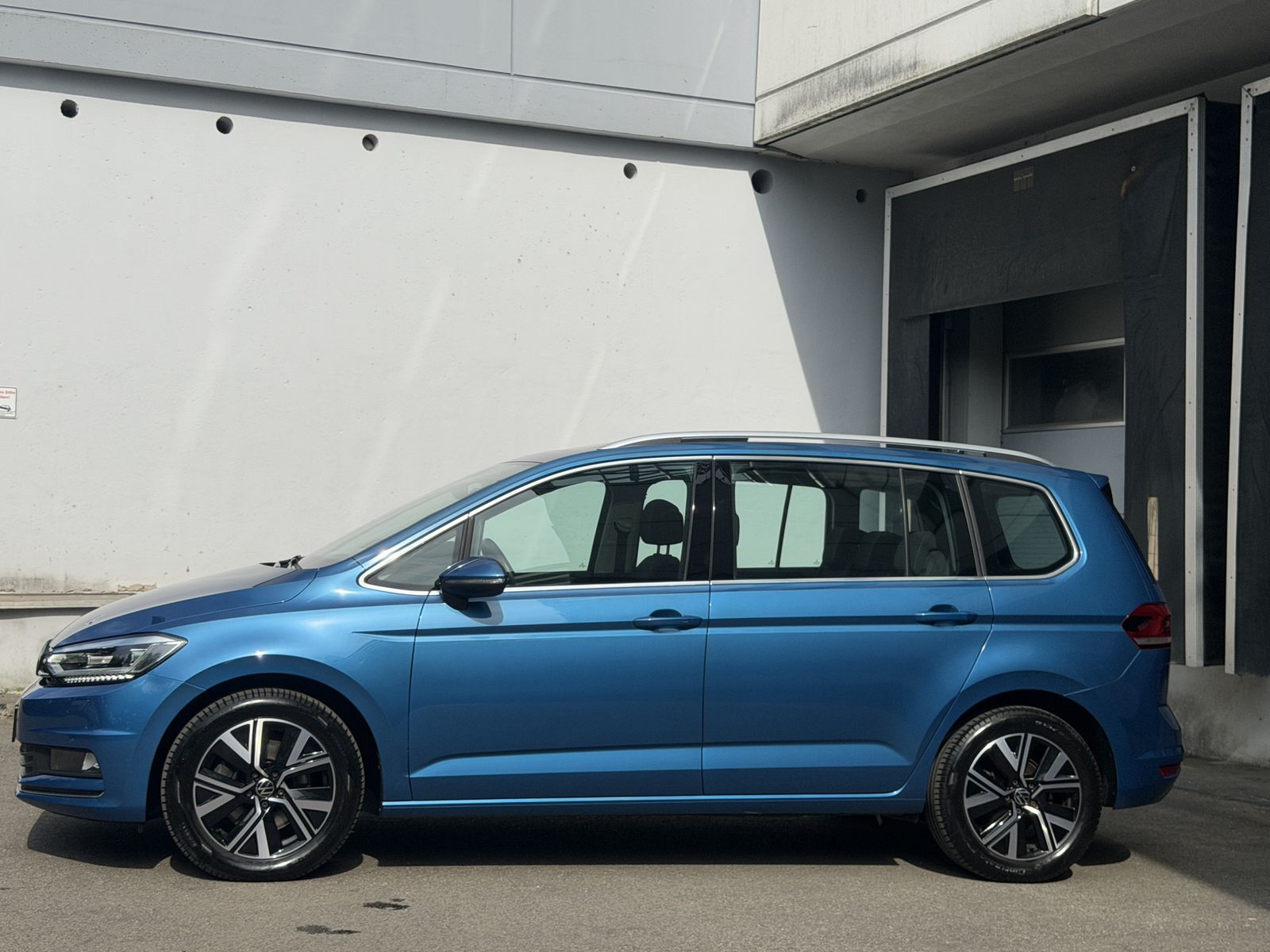 Volkswagen Touran 2022 г. Синий, пробег 47700 км