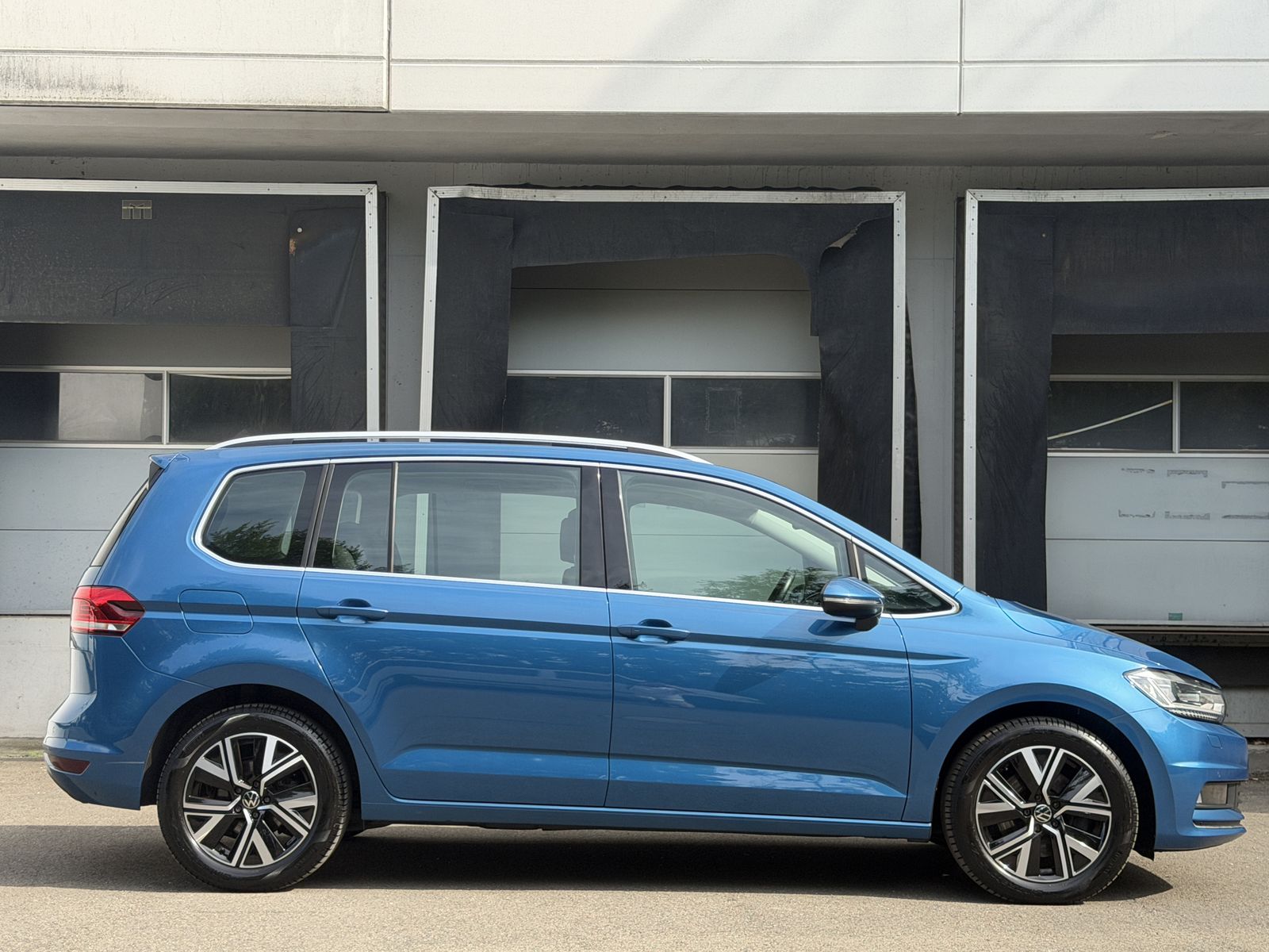 Volkswagen Touran 2022 г. Синий, пробег 47700 км