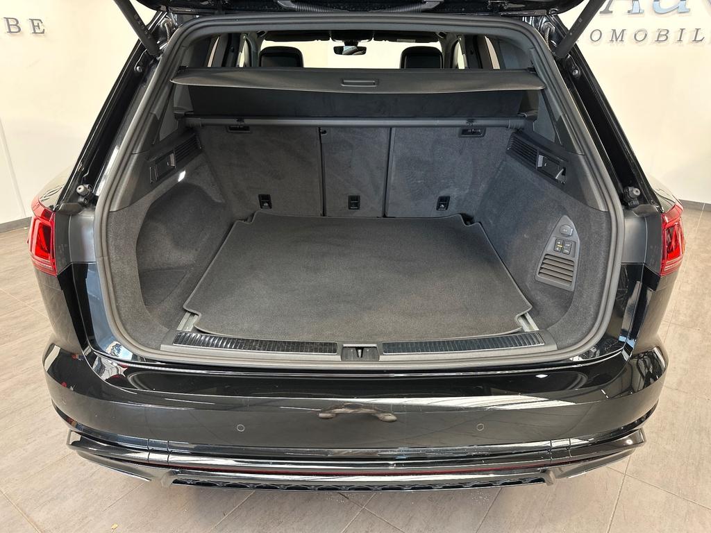Volkswagen Touareg 2024 г. Чёрный, пробег 49750 км