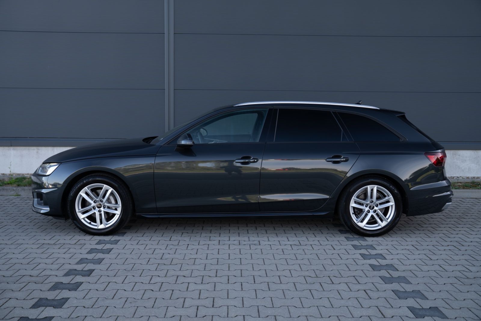 Audi A4 2023 г. Серый, пробег 43200 км