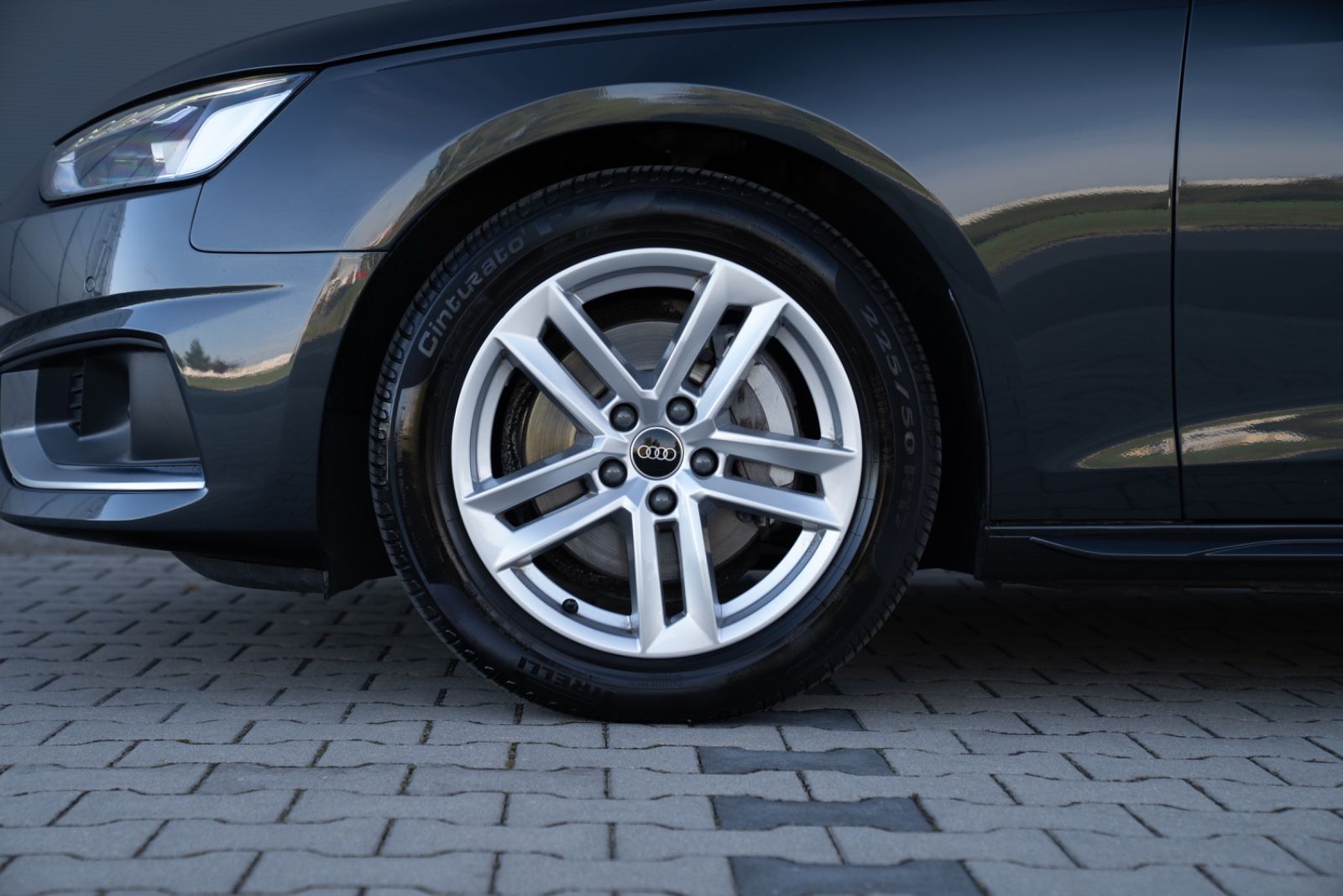 Audi A4 2023 г. Серый, пробег 43200 км