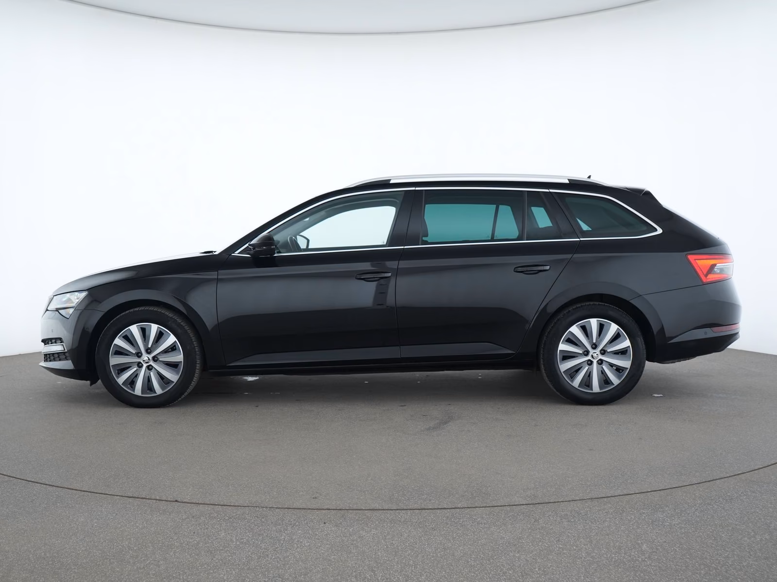 Skoda Superb 2022 г. Чёрный, пробег 55258 км