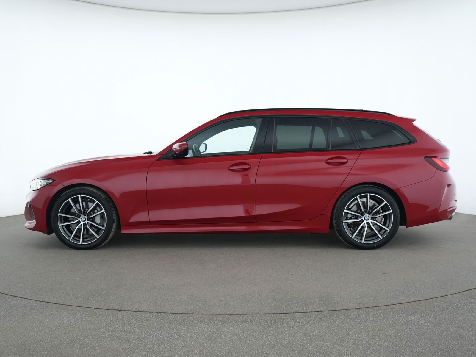 BMW 330 2024 г. Красный, пробег 30456 км