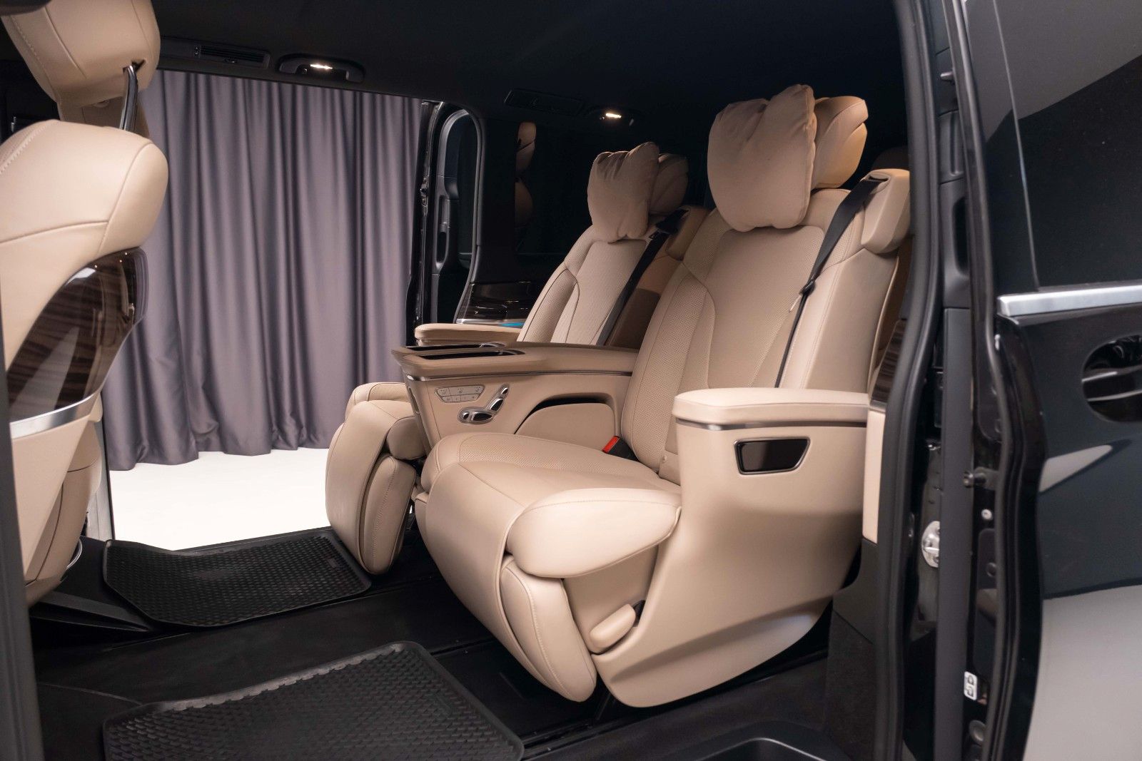 Mercedes-Benz V 300 2024 г. Чёрный, пробег 58000 км