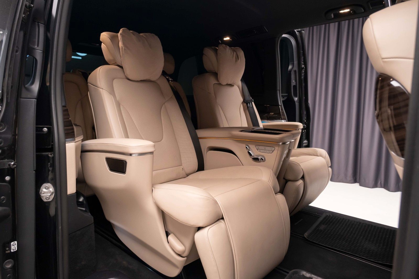 Mercedes-Benz V 300 2024 г. Чёрный, пробег 58000 км