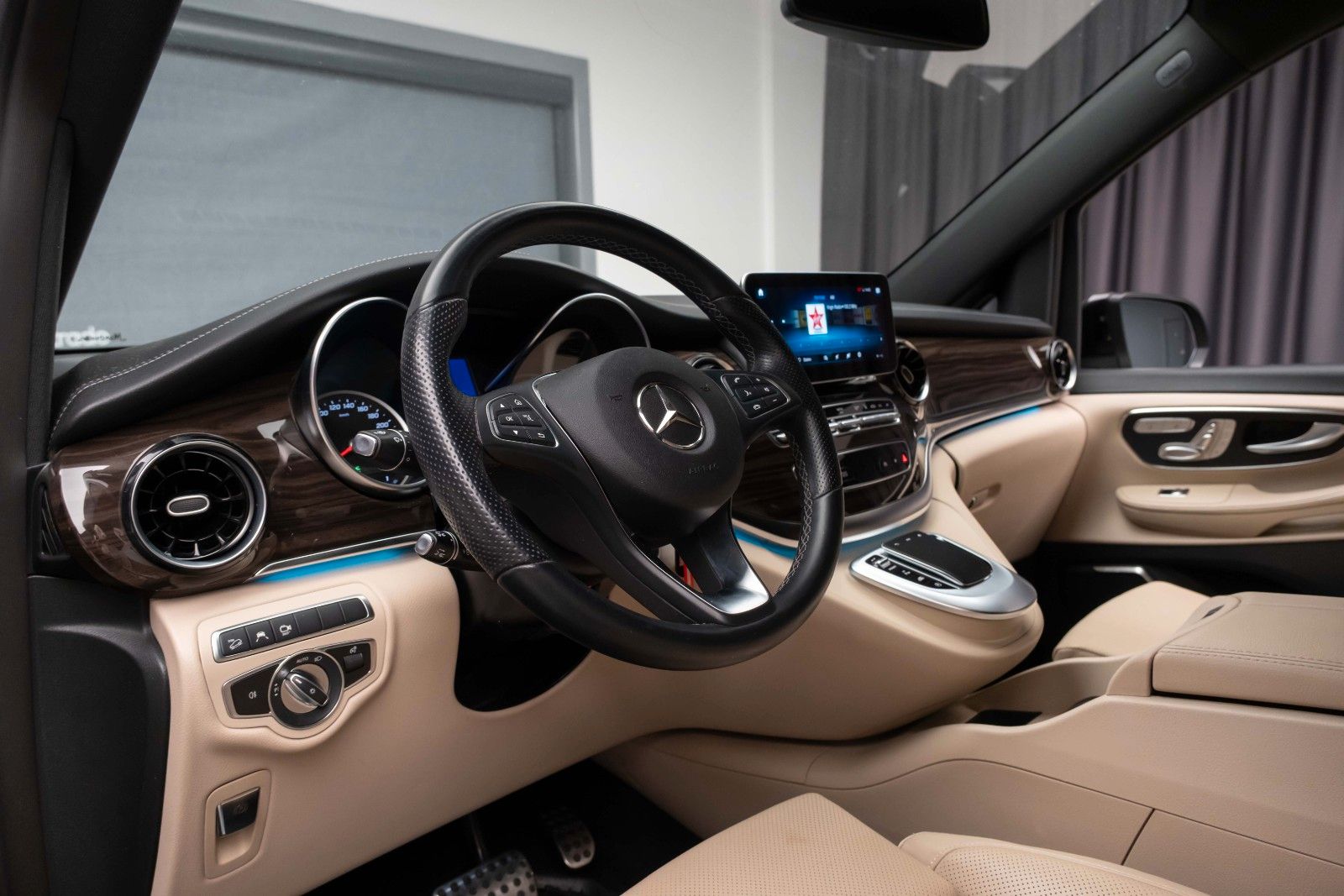 Mercedes-Benz V 300 2024 г. Чёрный, пробег 58000 км