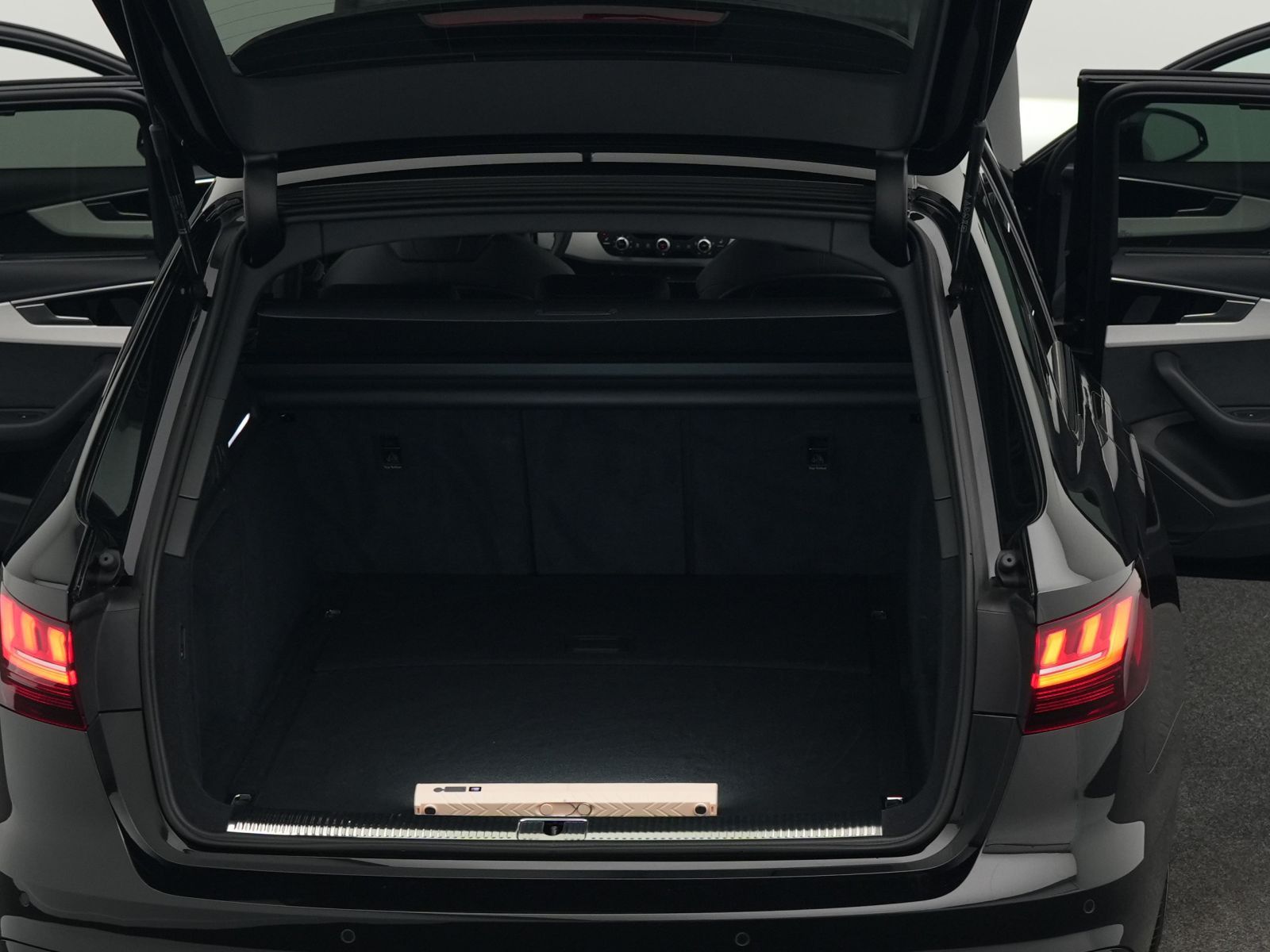 Audi S4 2024 г. Чёрный, пробег 39500 км