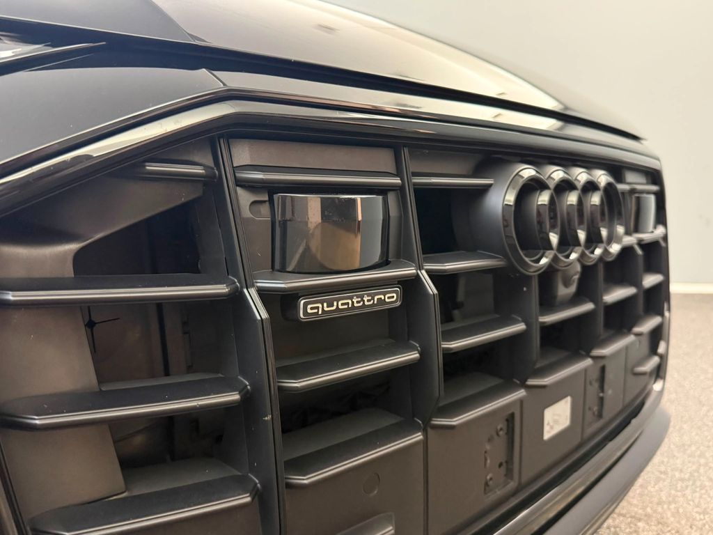 Audi Q8 2023 г. Чёрный, пробег 60000 км