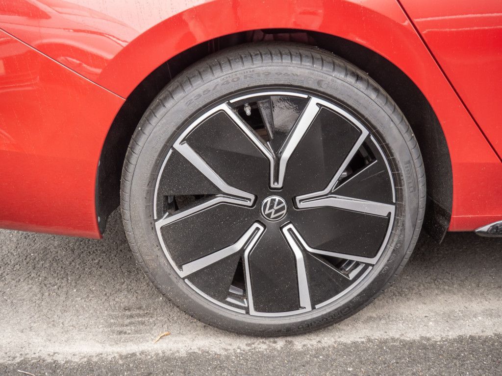 Volkswagen PASSAT VARIANT 2025 г. Красный, пробег 12433 км
