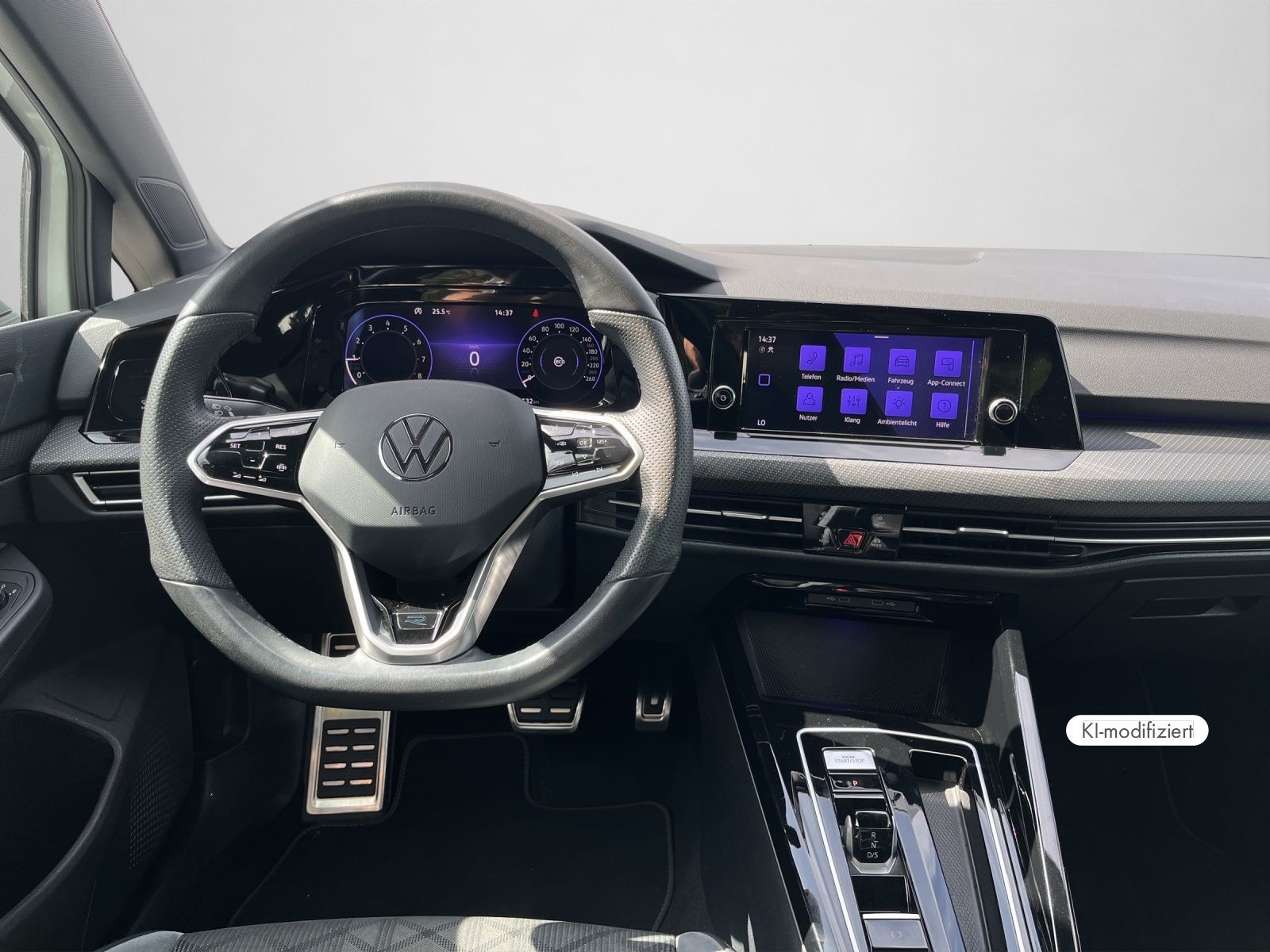 Volkswagen Golf 2024 г. Белый, пробег 33530 км