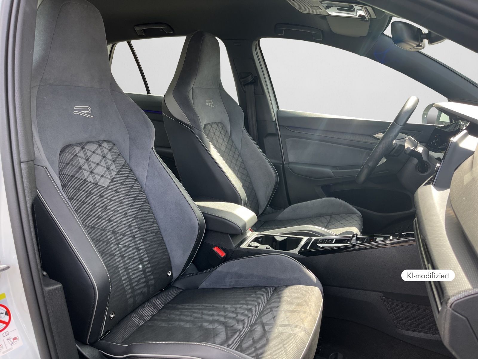Volkswagen Golf 2024 г. Белый, пробег 33530 км