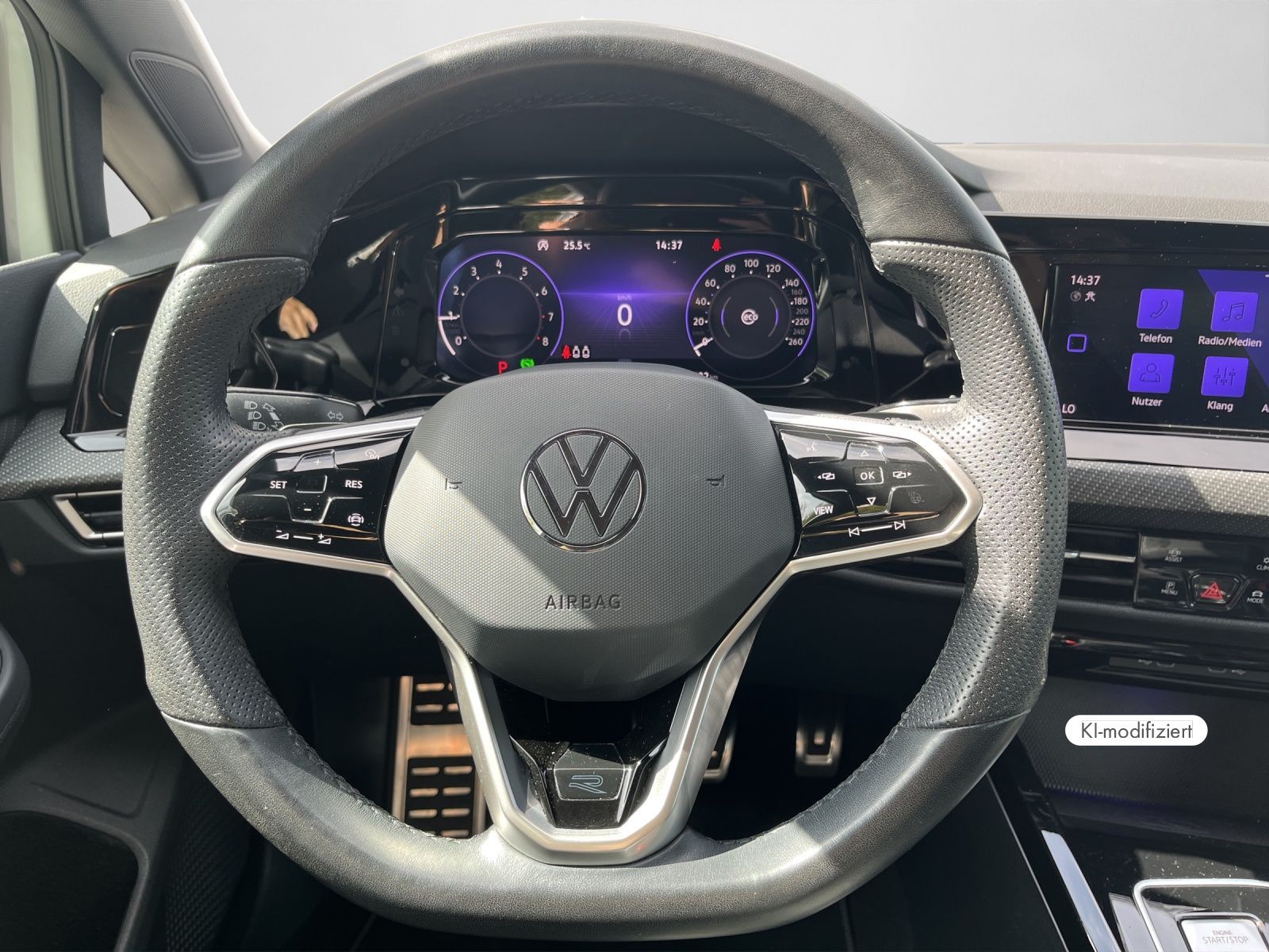 Volkswagen Golf 2024 г. Белый, пробег 33530 км